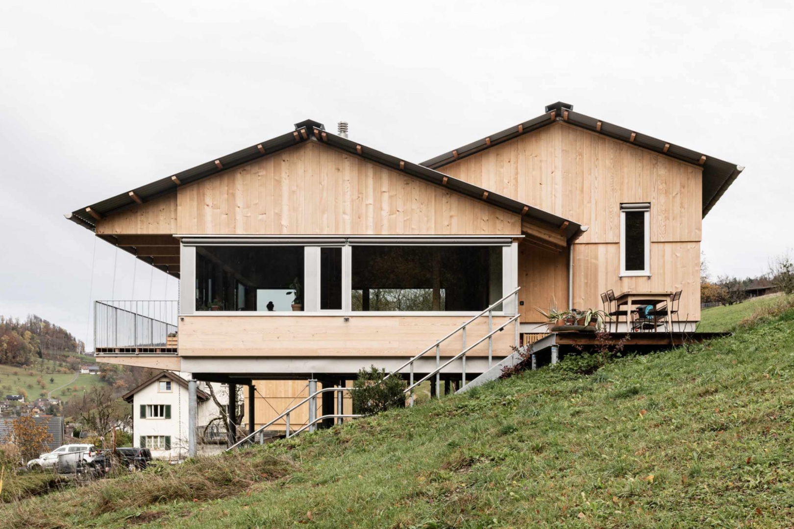 CRRA Studio: Haus auf der grünen Wiese